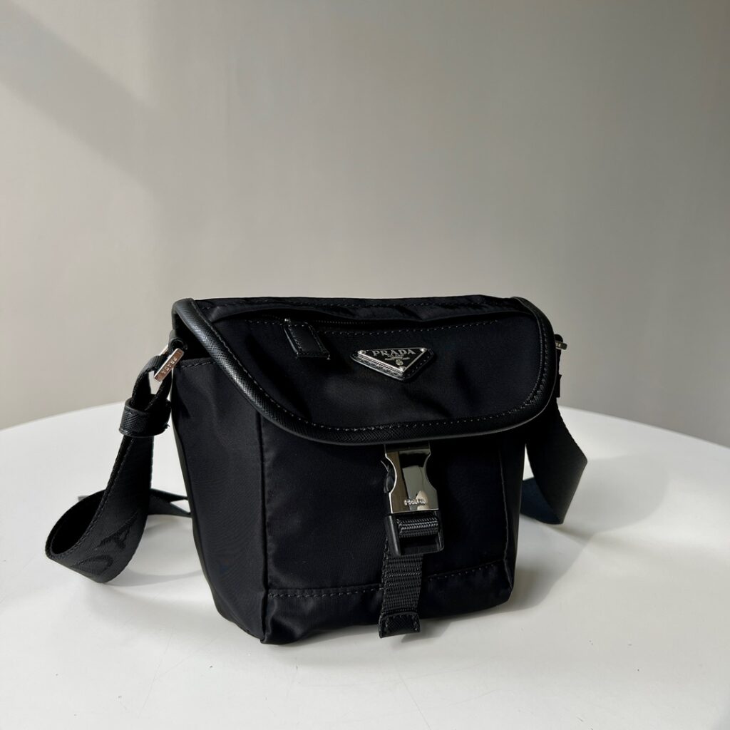 大特価!新商品! プラダ スーパーコピー Re-Nylon レザーショルダーバッグ