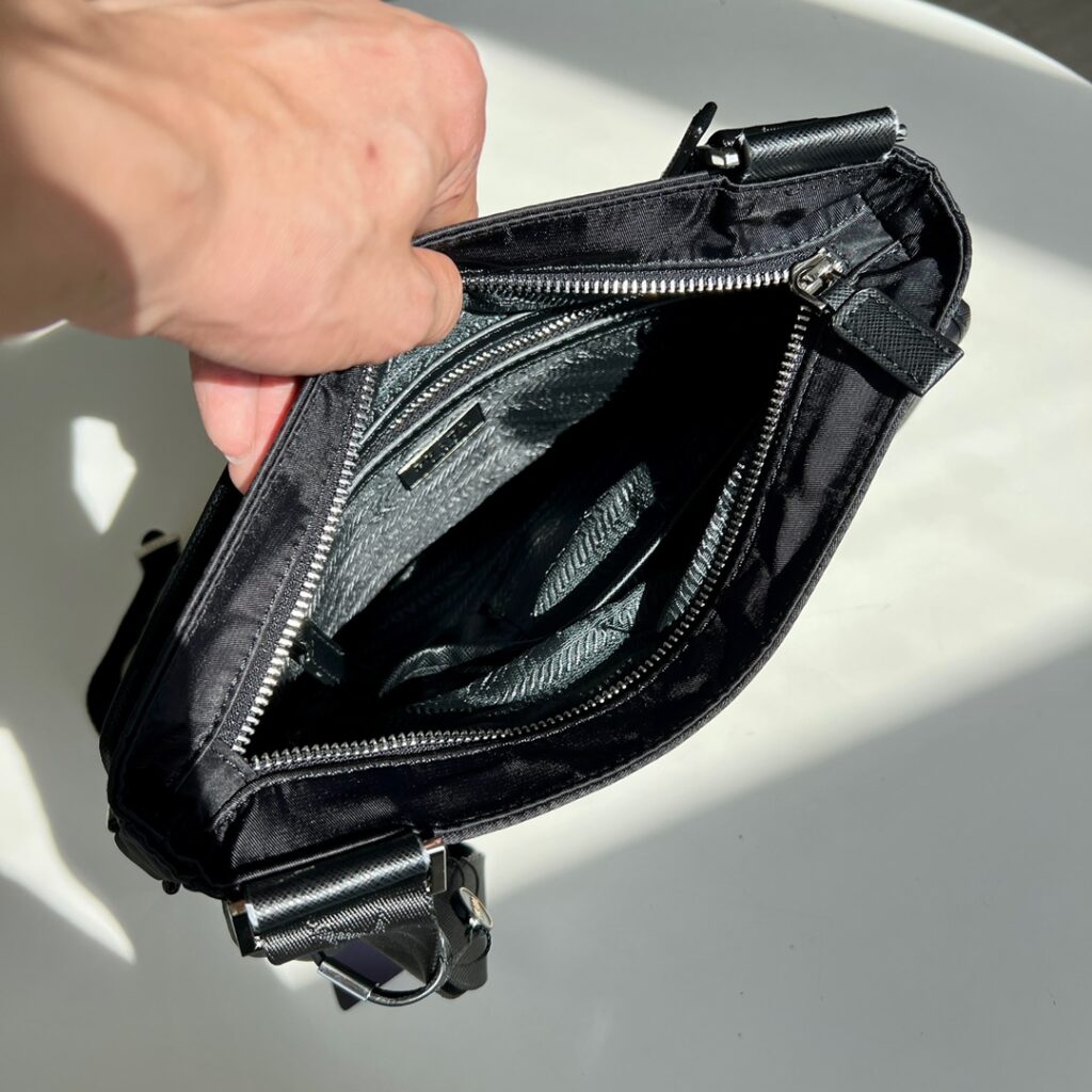 芸能人愛用 高級感ある プラダ コピー2024新作メンズショルダーバッグ