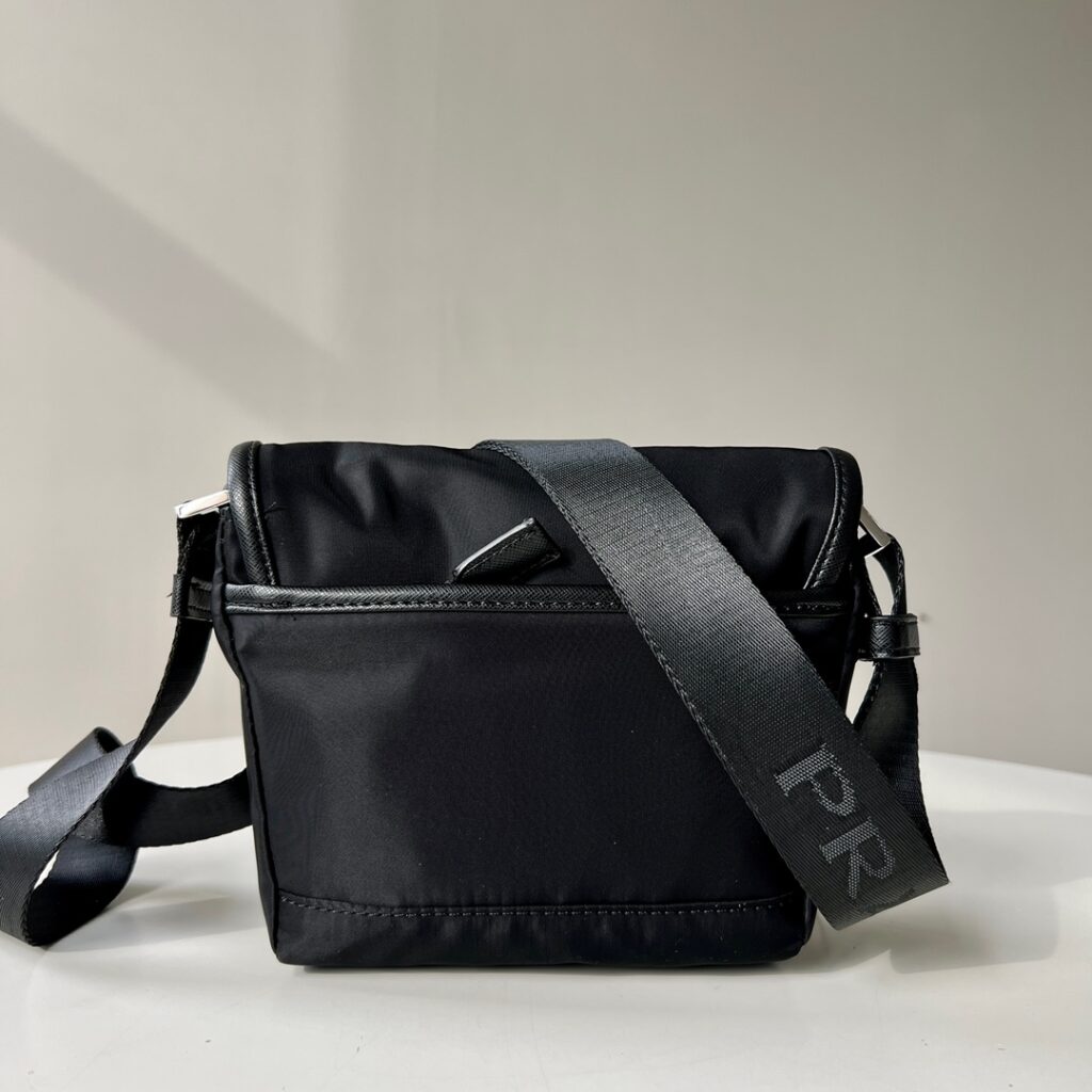 大特価!新商品! プラダ スーパーコピー Re-Nylon レザーショルダーバッグ