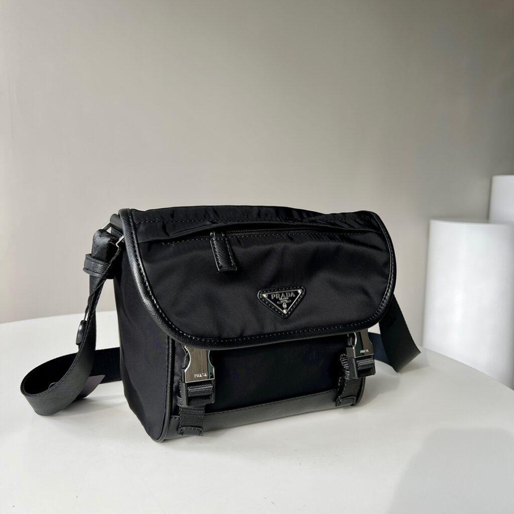 個性的 魅力的 心地よい コットン素材 プラダ スーパーコピー 2024新作メンズショルダーバッグ 