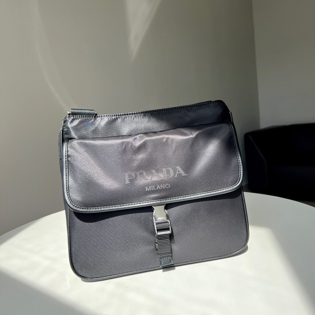 芸能人愛用 高級感ある プラダ コピー2024新作メンズショルダーバッグ