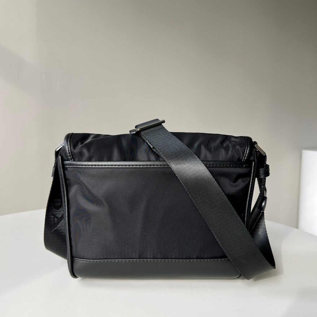 個性的 魅力的 心地よい コットン素材 プラダ スーパーコピー 2024新作メンズショルダーバッグ 