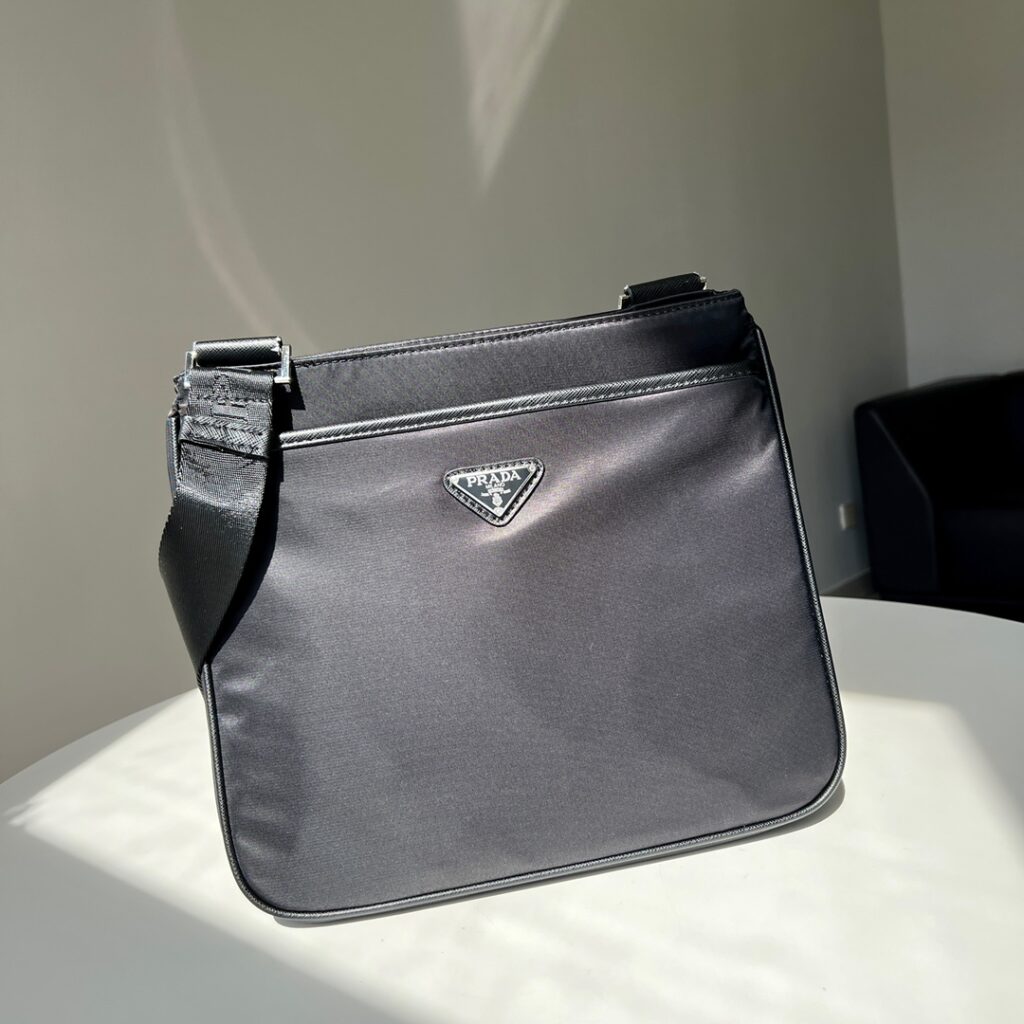 芸能人愛用 高級感ある プラダ コピー2024新作メンズショルダーバッグ