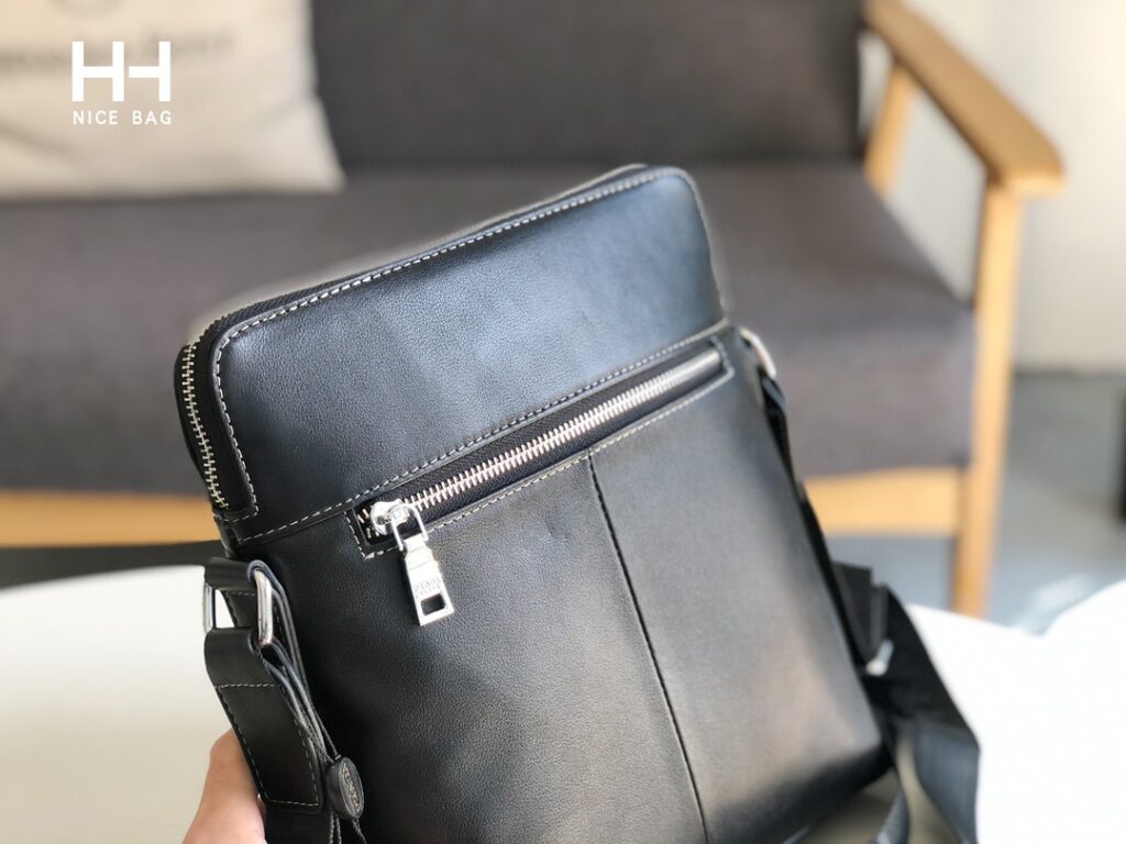 大活躍!存在感のある 激安通販 プラダ 偽物 定 番ブリーフケースショルダーバッグ|スーパーコピーn級優良店 7 大活躍!存在感のある 激安通販 プラダ 偽物 定 番ブリーフケースショルダーバッグ