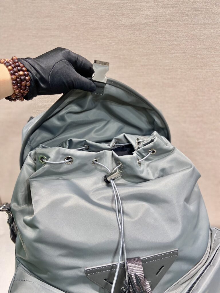 新作調 節可能なショルダーストラップ  プラダ  偽物   2 VZ108 リュック 