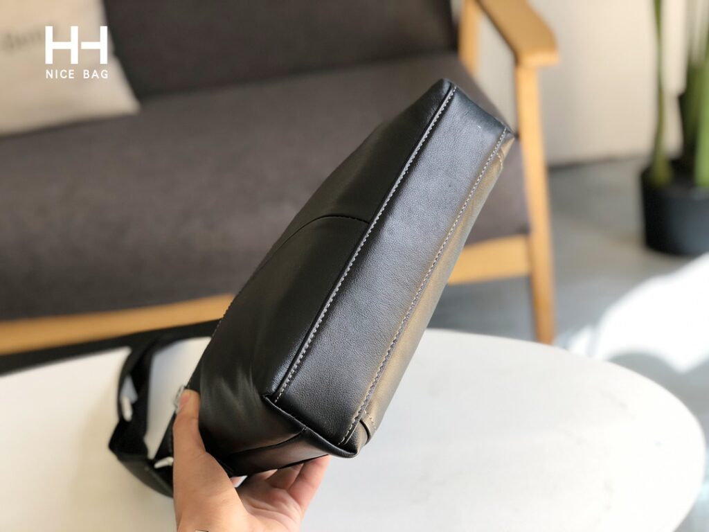 大活躍!存在感のある 激安通販 プラダ 偽物 定 番ブリーフケースショルダーバッグ|スーパーコピーn級優良店 4 大活躍!存在感のある 激安通販 プラダ 偽物 定 番ブリーフケースショルダーバッグ